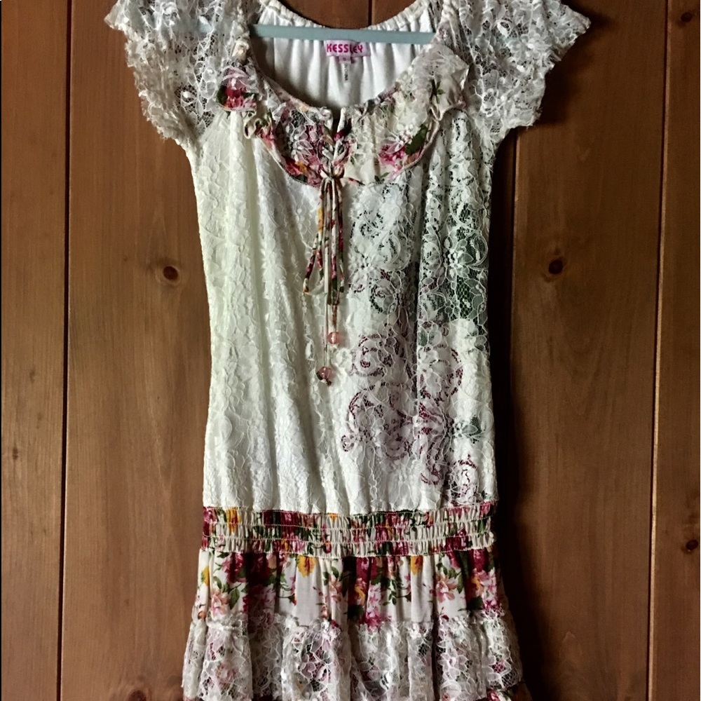 BEAUTIFUL DRESS WITH FLORALS AND LACE, size Small